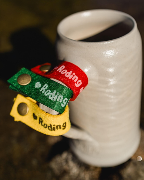 Drei Maßkrugbänder am Henkel eines Bierkrugs