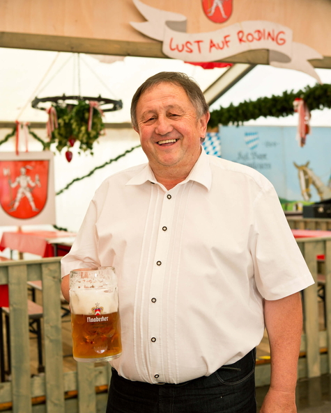 alter Mann mit Bierkrug in der Hand