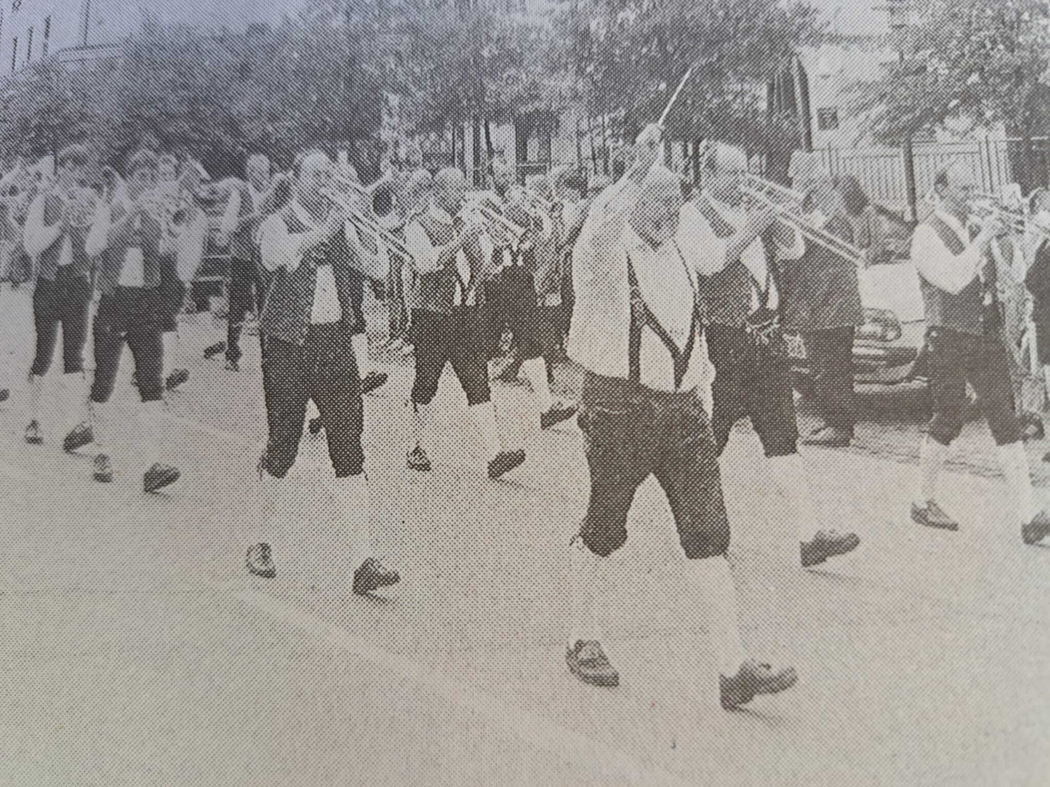 Blaskapelle spielt beim Marschieren