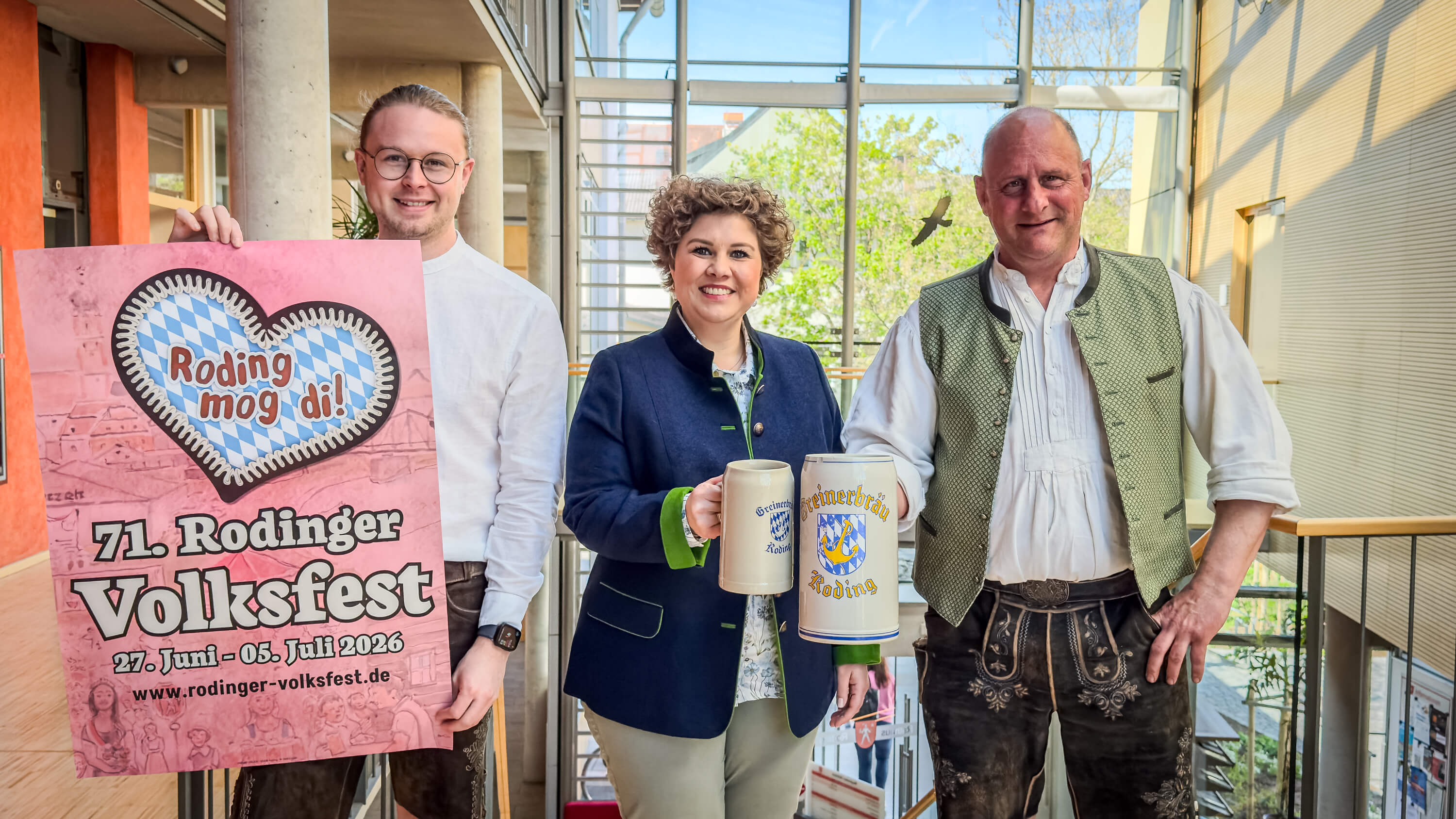 v.l.n.r. Sebastian Gabler (Eventmanager), Alexandra Riedl (Erste Bürgermeisterin),Stefan Fichtl (Festwirt)