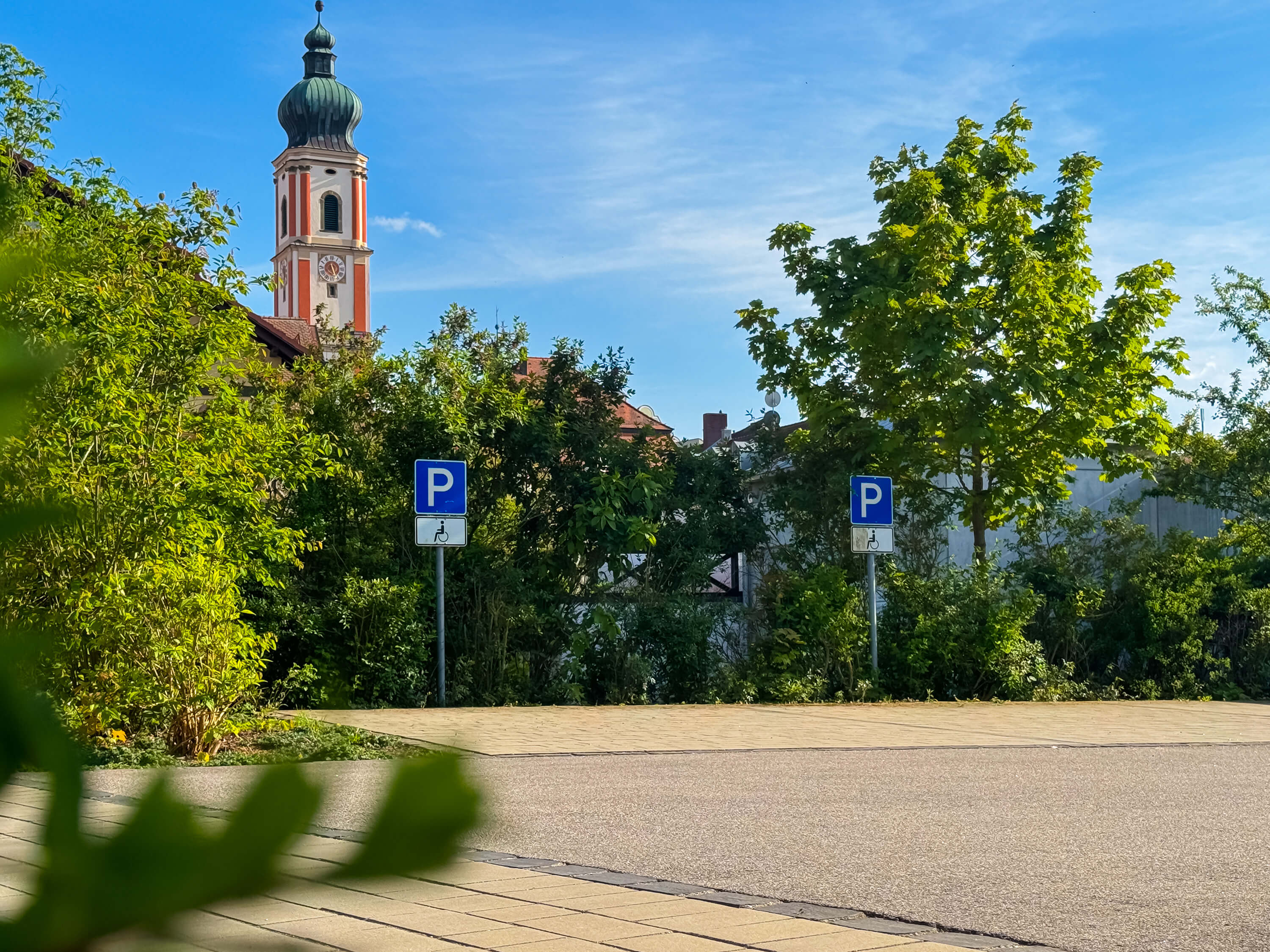 Zwei Behindertenparkplätze mit dem Rodinger Kirchturm im Hintergrund