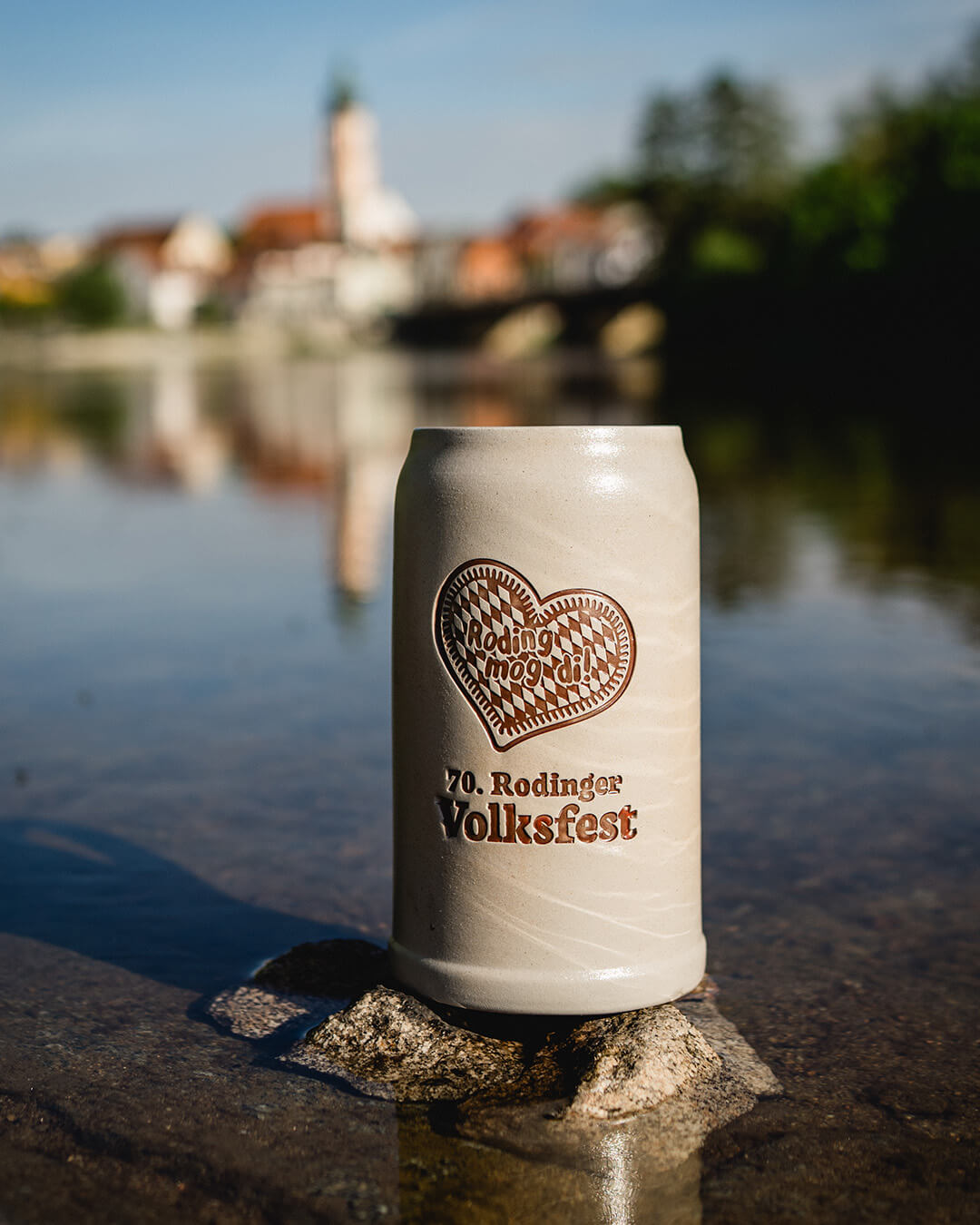 Der limitierte Roding mog di Krug vor der Rodinger Stadtsilhouette