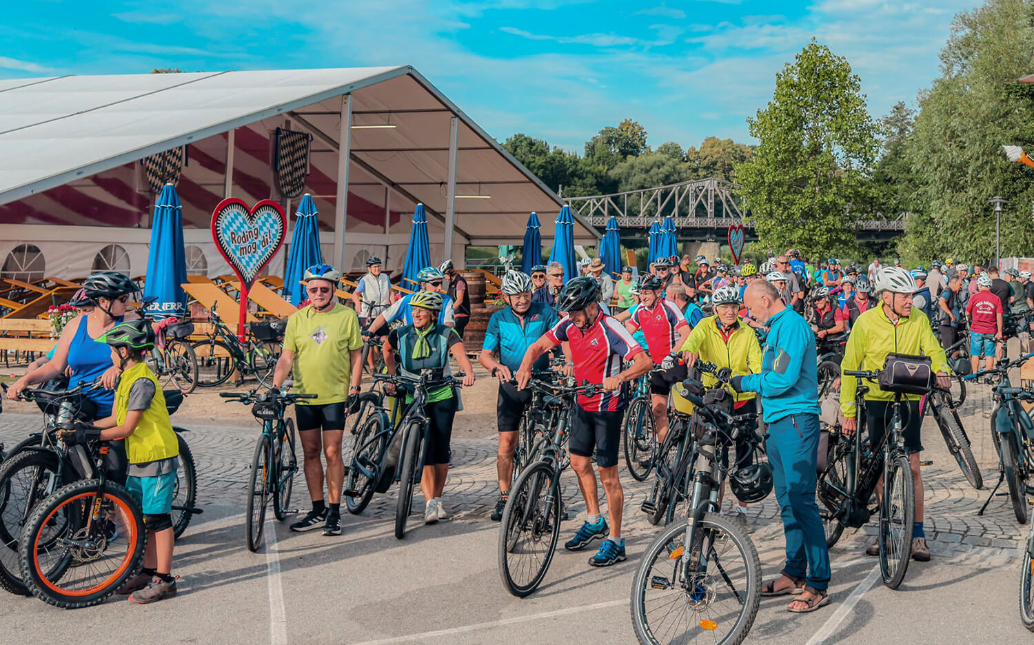Zahlreiche Radfahrer warten vor dem Festzelt auf den Start der Rundfahrt.