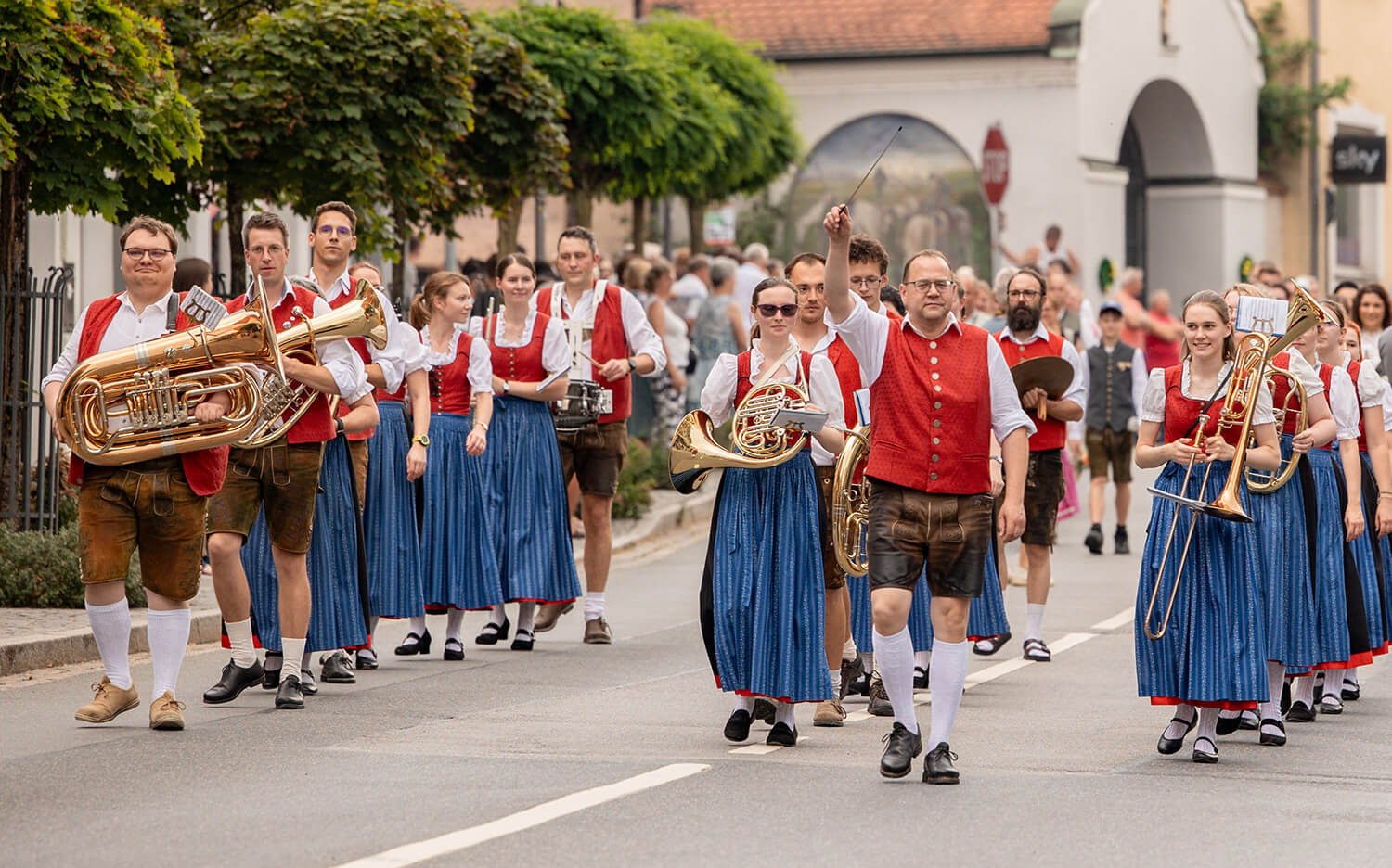 Stadtkapelle Roding marschiert beim Festzug